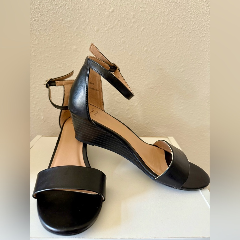 a new day - Black Wedges